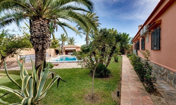 Resale - Villa / House - Torrevieja - La Siesta