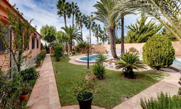 Resale - Villa / House - Torrevieja - La Siesta