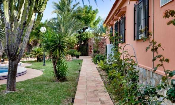 Resale - Villa / House - Torrevieja - La Siesta